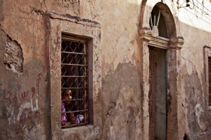 Une jeune fille regarde par la fenêtre à Benghazi. Le Conseil de sécurité a condamné les "odieux" attentats à l'explosif perpétrés en Libye. Photo: MANUL